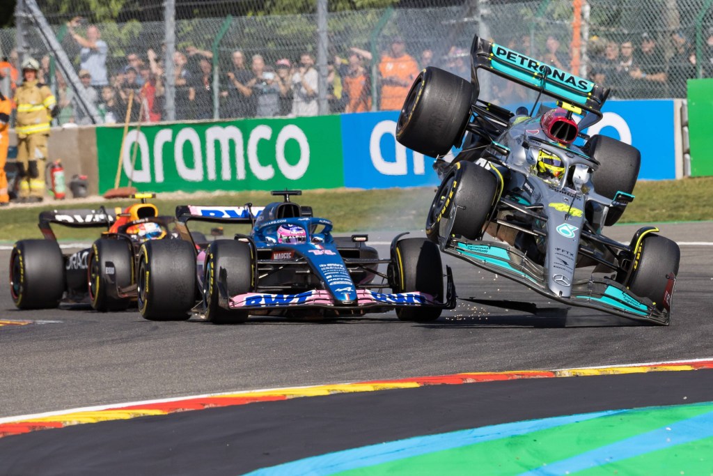 Botte da orbi all'apertura del gran premio del Belgio,con i due campioni che si toccano e creano il caos.