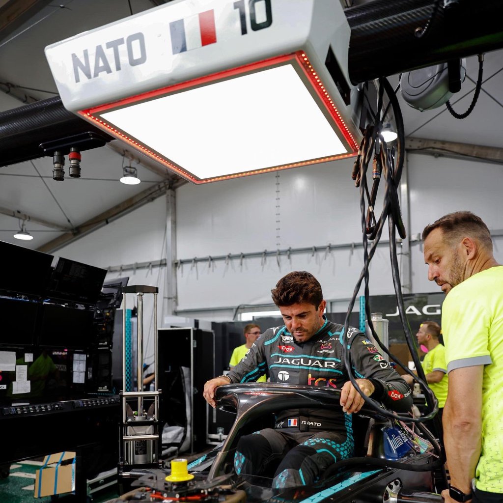 Nato mentre entra nell'abitacolo della Jaguar a Seoul