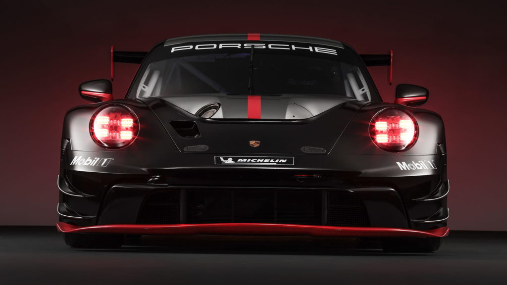 Porsche punta a vincere mantenendo la tradizione: la 911 GT3 R fa dei suoi punti cardine aerodinamica, cilindrata e bilanciamento migliorati.
