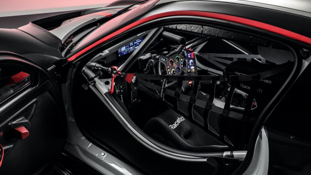Porsche punta a vincere mantenendo la tradizione: la 911 GT3 R fa dei suoi punti cardine aerodinamica, cilindrata e bilanciamento migliorati.