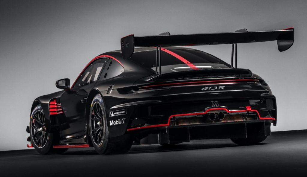 Porsche punta a vincere mantenendo la tradizione: la 911 GT3 R fa dei suoi punti cardine aerodinamica, cilindrata e bilanciamento migliorati.