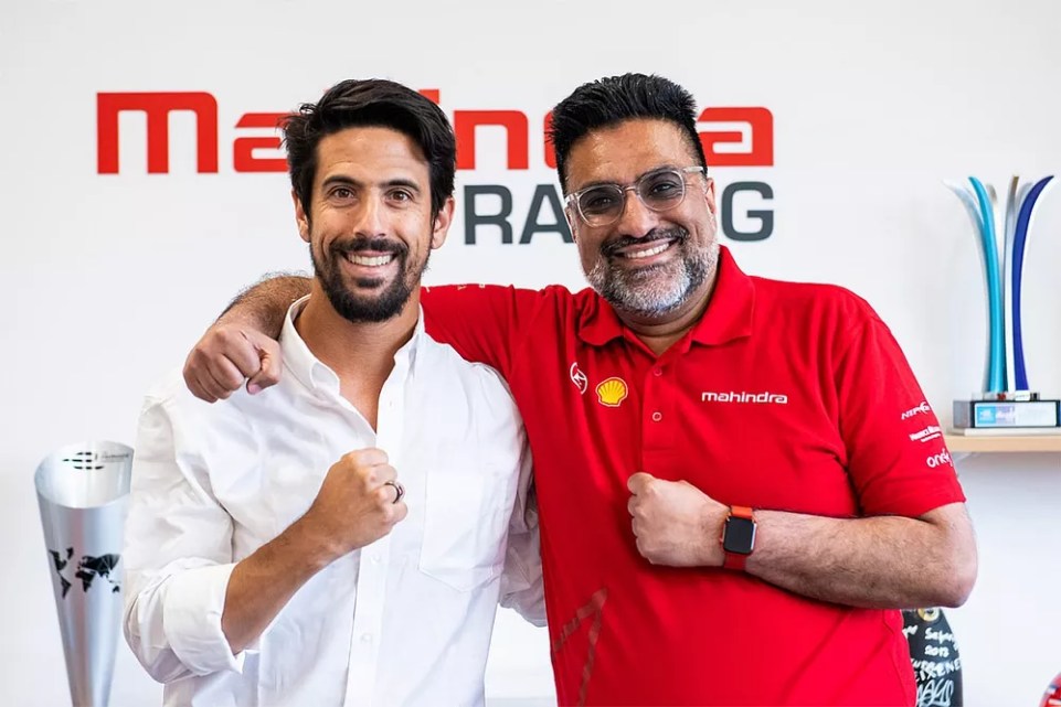 Lucas Di Grassi con Dilbagh Gill dopo la firma con Mahindra