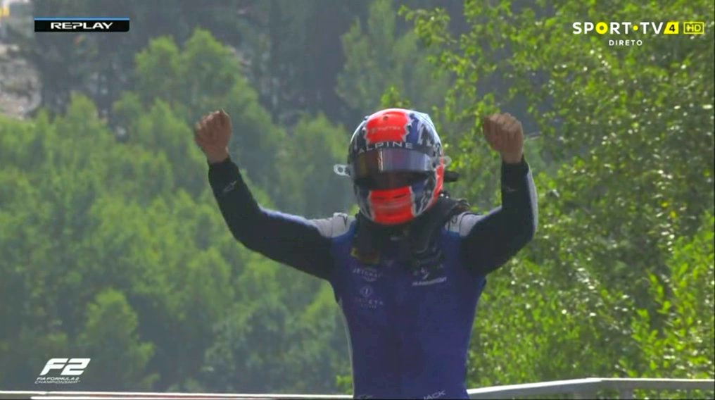 Jack Doohan ha vinto la Feature Race di Formula 2 a Spa. Felipe Drugovich ha esteso il suo vantaggio in campionato approfittando di un problema alla vettura di Theo Pourchaire.