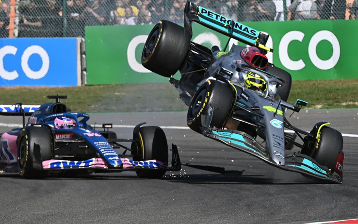 L'incidente di Lewis Hamilton con Fernando Alonso a Spa potrebbe costargli caro, perché se il motore fosse danneggiato, il pilota Mercedes rischierebbe una penalità in griglia