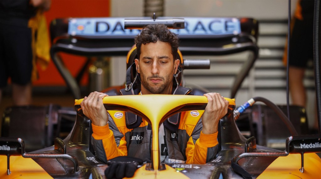 Ricciardo nell'abitacolo della sua monoposto