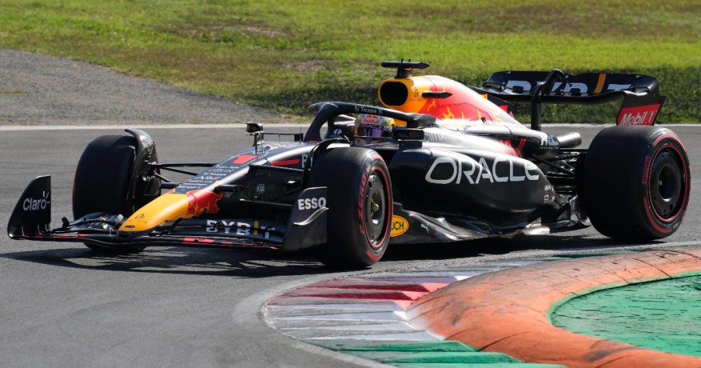 La scellerata condotta dei commissari di pista appanna l'impresa dell'olandese, ingiustamente fischiato dagli spettatori a fine gran premio.