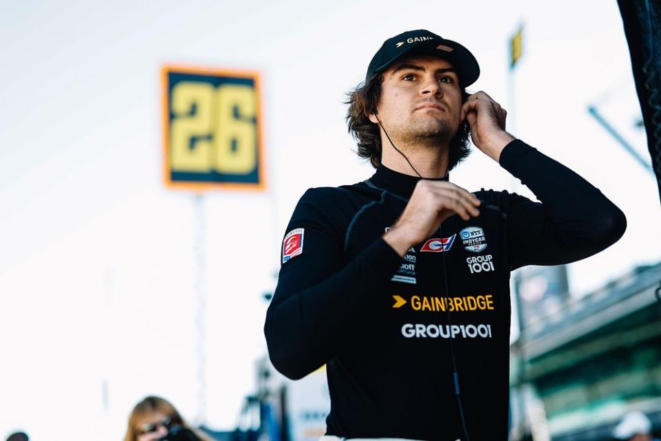 Colton Herta è pronto a una nuova sfida: dal 2026 correrà in Formula 2 con il team Hitech GP. L’annuncio segna ufficialmente la fine della sua avventura in IndyCar e l’inizio di un percorso mirato verso la Formula 1.