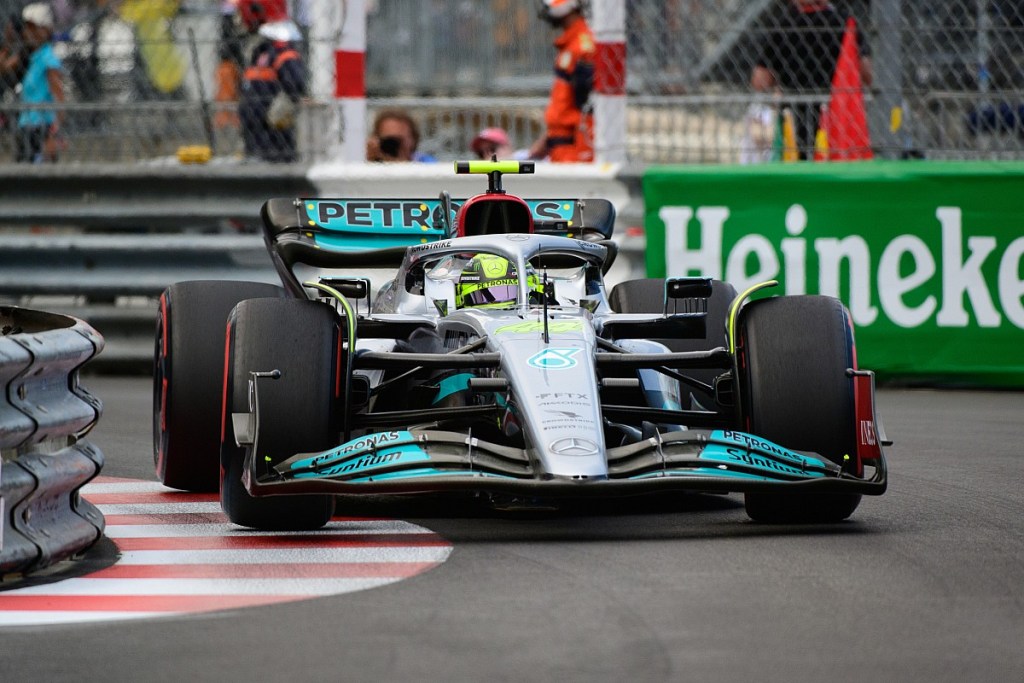 Lewis Hamilton per le strade di Monaco