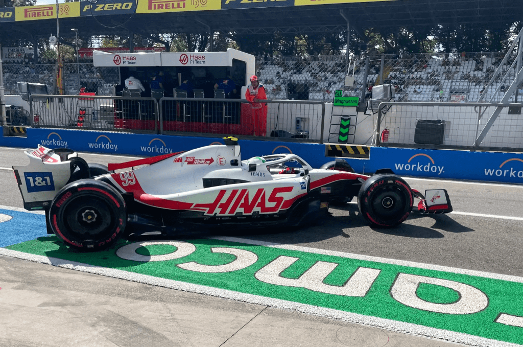 antonio giovinazzi che effettua le prove libere per la haas. 

