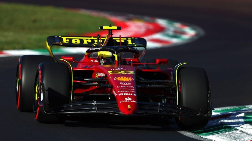 Carlos Sainz sottolinea il passo avanti della Ferrari in termini di prestazioni. Lo spagnolo riconosce che come team continuano a commettere errori a causa della gioventù dell'attuale organizzazione, ma riconosce come siano sempre più vicini a lottare per il titolo.