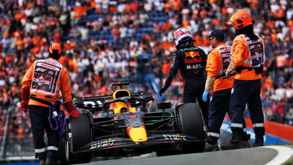 FP1 GP Olanda 2022, i commissari trasportano via l'auto di Max Verstappen.