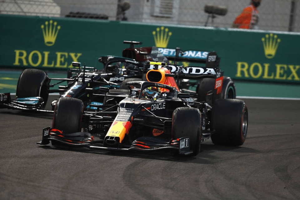 Il team principal della Red Bull Christian Horner afferma che né lui né Toto Wolff hanno influenzato Michael Masi negli ultimi giri del GP di Abu Dhabi. Il britannico sottolinea che l'obiettivo dell'australiano è sempre stato quello di finire quella gara con la bandiera verde e dare così una conclusione speciale al Campionato del Mondo più competitivo nella storia della Formula 1.