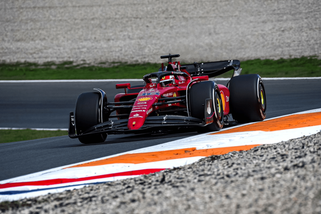 Charles Leclerc guida la Ferrari F1-75 a Zandvoort