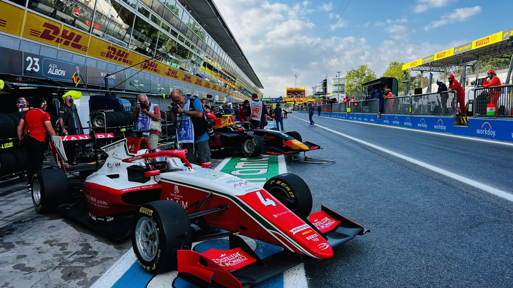 Ollie Bearman di Prema ha chiuso in testa l’ultima sessione di prove libere della stagione di ​​Formula 3,che ha visto il circuito di Monza evolversi passando da bagnato a asciutto.