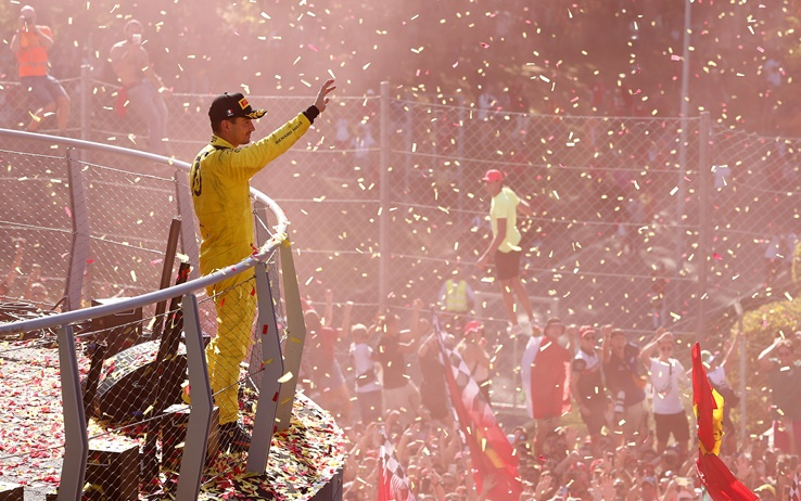 Monza, settembre 2022, dopo la fantastica pole position siglata da Charles Leclerc, più di cento mila tifosi della Ferrari si sono riuniti fiduciosi di poter assistere al gran finale di un weekend dalle fortissime tinte rosso-gialle, ma non è stato così: il tutto si è concluso tra fischi e polemiche.