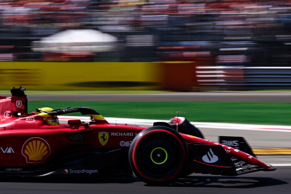 Il pilota di Formula E Sam Bird crede che la Ferrari sia stata spaventata dal ritmo della Red Bull, che li sta inducendo a prendere decisioni discutibili.