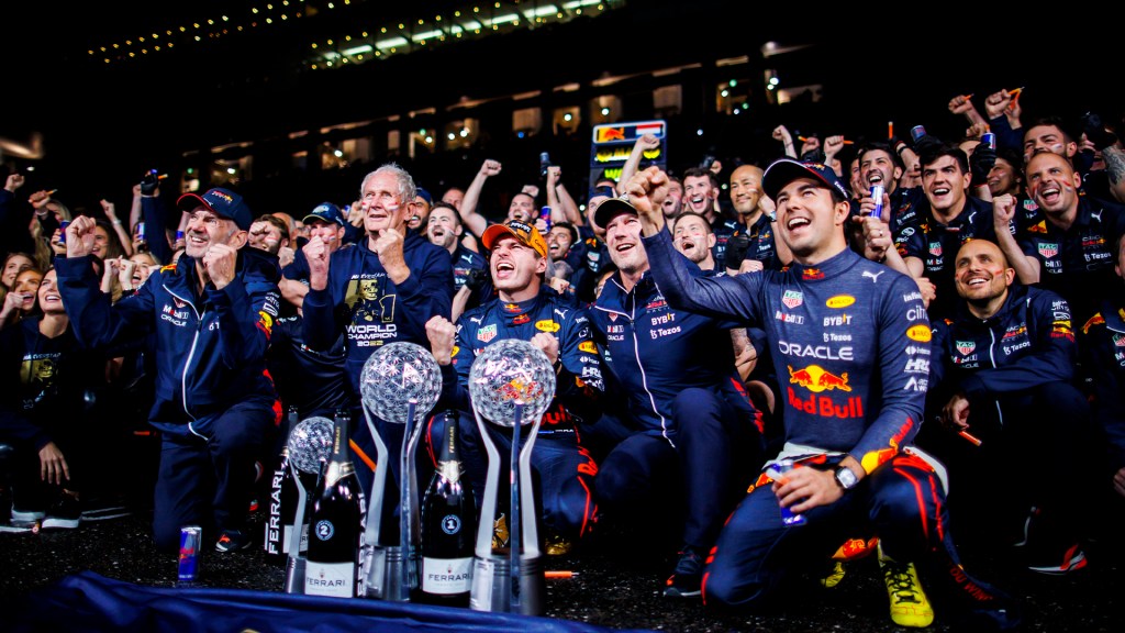 Christian Horner ha commentato la stagione di Verstappen. Ora si punta tutto al secondo posto di Perez.