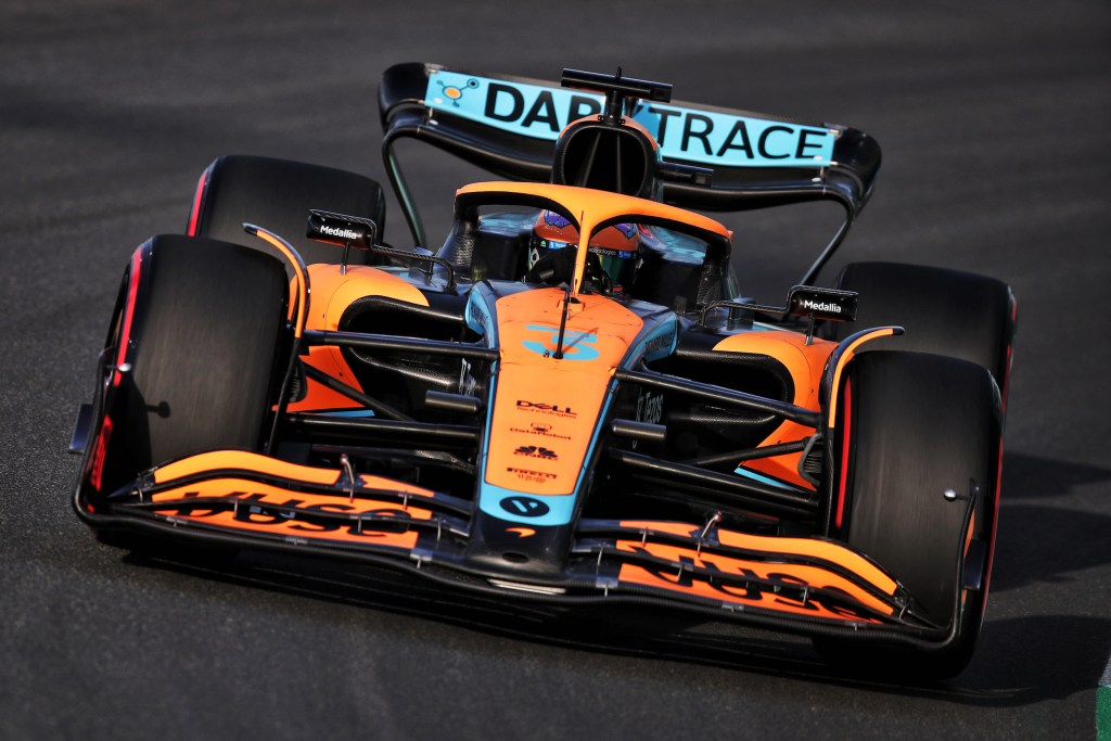 Stando a quanto riportato, Ricciardo avrebbe avuto “colloqui avanzati” per diventare il terzo pilota Mercedes, ma Button non vede i benefici.