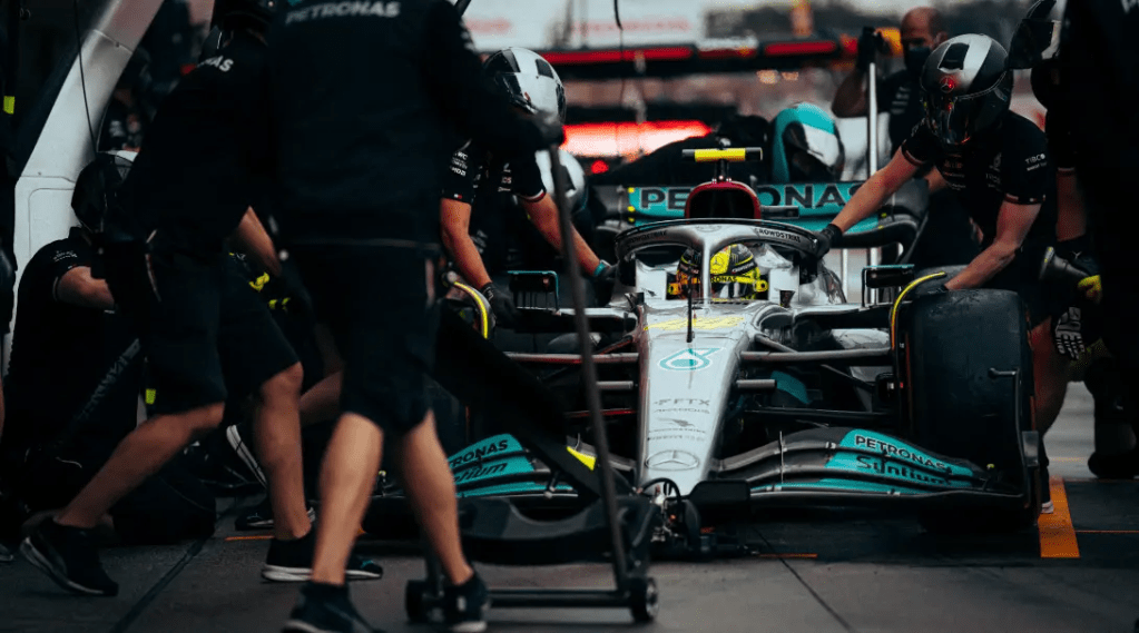 Lewis Hamilton ha esortato la FIA a garantire che i suoi regolamenti finanziari vengano rispettati applicandoli rigorosamente, dopo aver annunciato che la Red Bull li ha violati l'anno scorso.