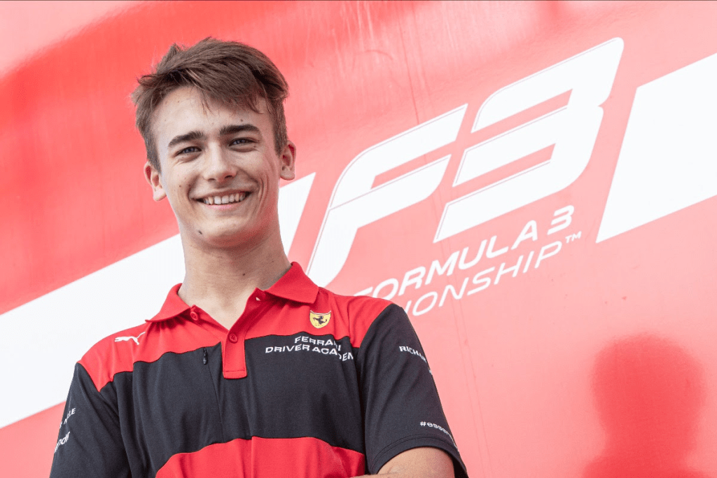 Il campione del Formula Regional Europe Dino Beganovic rimarrà con Prema effettuando il suo debutto in FIA Formula 3 nel 2023.