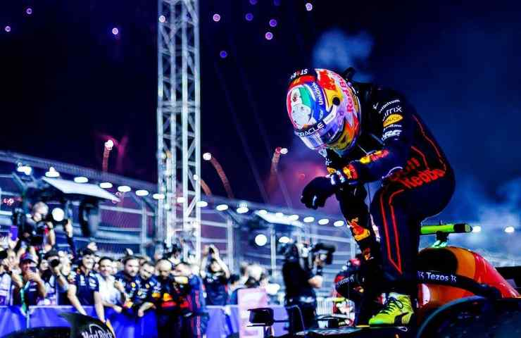 Sergio perez festeggia la vittoria.
