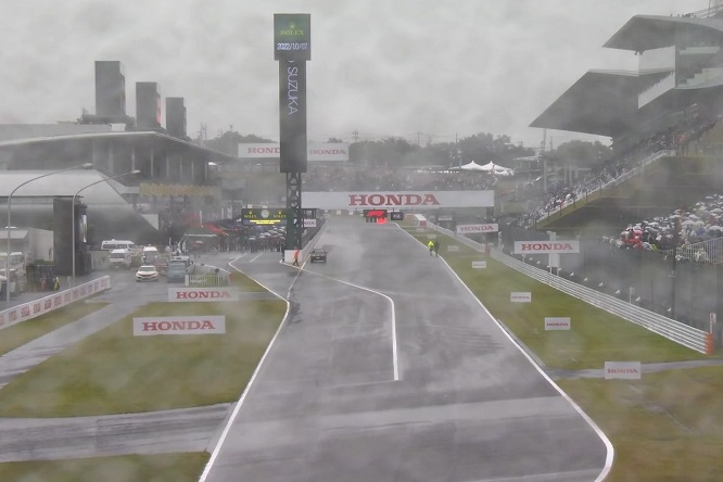 La pioggia è stata protagonista delle Prove Libere 1 del Gran Premio del Giappone. Fernando Alonso ha fatto segnare il miglior tempo con le gomme intermedie, seguito da Carlos Sainz e Charles Leclerc. Il leader del campionato, Max Verstappen, è sesto. 