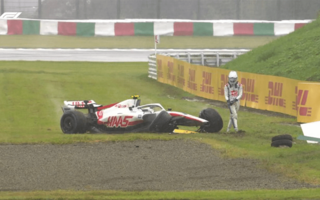 Mick Schumacher ha avuto uno strano incidente nella prima sessione di prove libere del GP del Giappone F1 2022. Una botta che gli ha impedito di disputare la seconda sessione, visto che la squadra ha dovuto cambiare telaio. Un incidente che arriva in un momento importante per la carriera sportiva del tedesco.