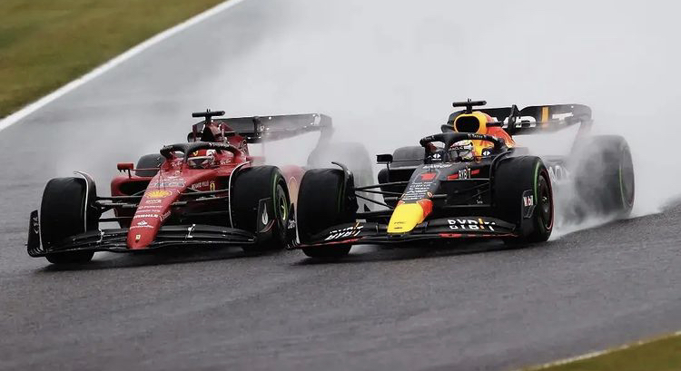 Max Verstappen, con quattro gare d'anticipo, a Suzuka, si laurea campione del mondo per la seconda volta consecutiva, Leclerc e la Ferrari possono solo applaudire.