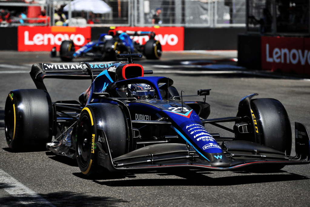 Alexander Albon alla guida della Williams FW44 nel 2022.