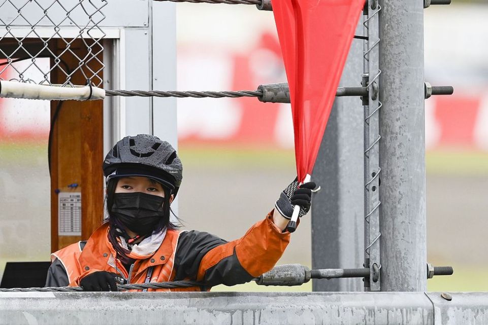 Christian Horner e l'intero circus bacchettano la federazione, rea dell'ennesima condotta di gara scellerata. Sfiorata la tragedia. 