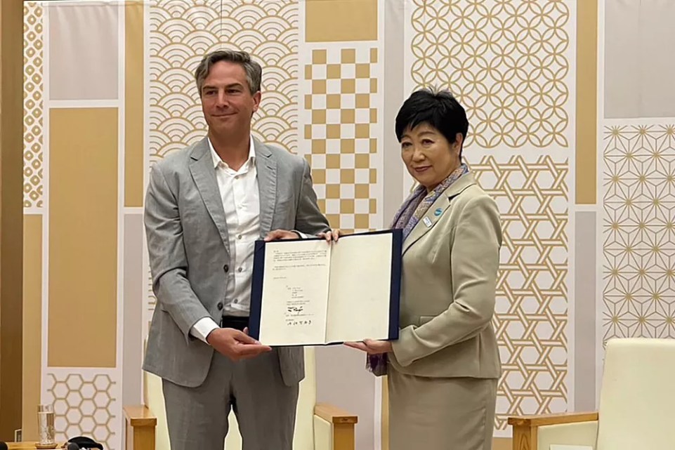Jaime Reigle e Yuriko Koike dopo la firma del contratto