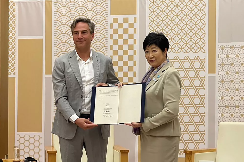 Jaime Reigle e Yuriko Koike dopo la firma del contratto