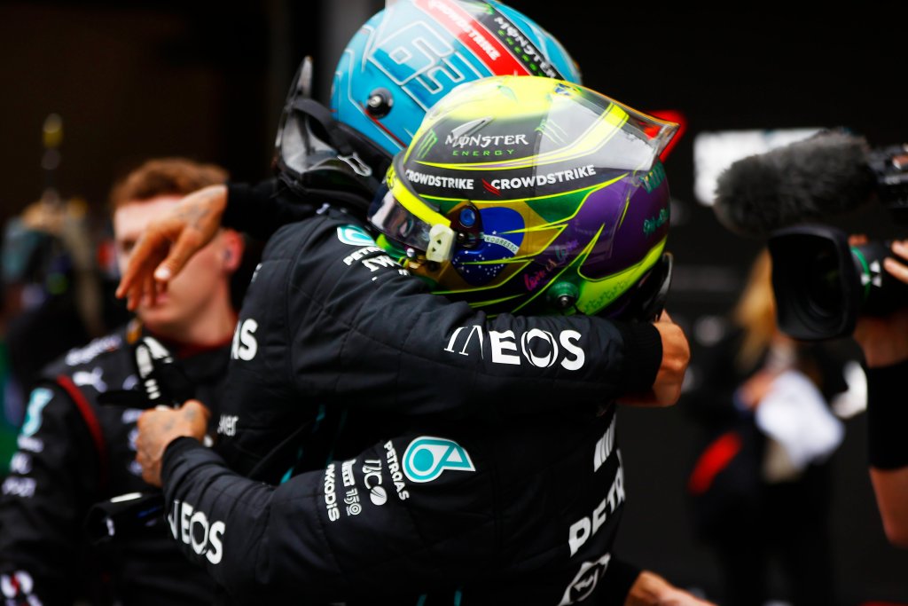 La Mercedes porta a casa la prima doppietta stagionale in Brasile. Hamilton festeggia per l'evoluzione del team e la prima vittoria del compagno.
