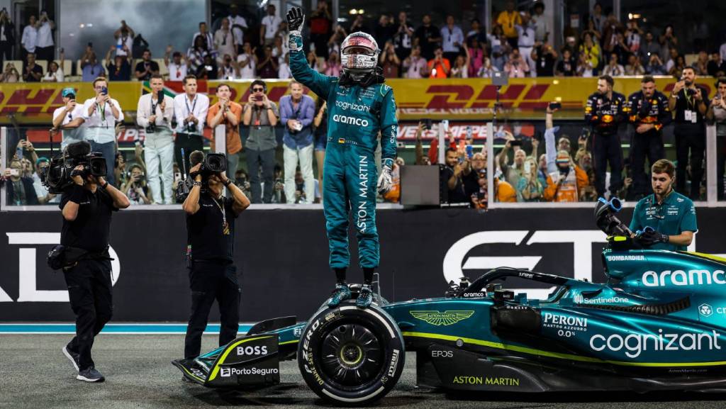 Sebastian Vettel waves goodbye planetF1
