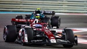 2KFWNY7 24 ZHOU Guanyu (chi), Alfa Romeo F1 Team ORLEN C42, 05 VETTEL Sebastian (ger), Aston Martin F1 Team AMR22, action during the Formula 1 Etihad Airways Abu Dhabi Grand Prix 2022, 22nd round of the 2022 FIA Formula One World Championship from November 18 to 20, 2022 on the Yas Marina Circuit, in Yas Island, Abu Dhabi - Photo Florent Gooden / DPPI