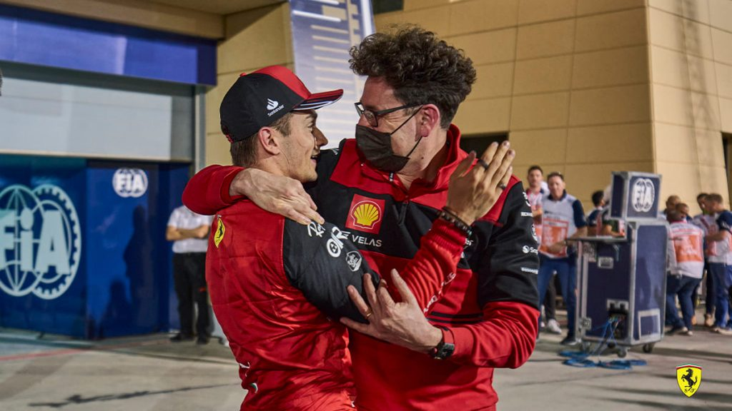 Charles Leclerc e Mattia Binotto mentre festeggiano la prima vittoria stagionale, ottenuta in Bahrain.