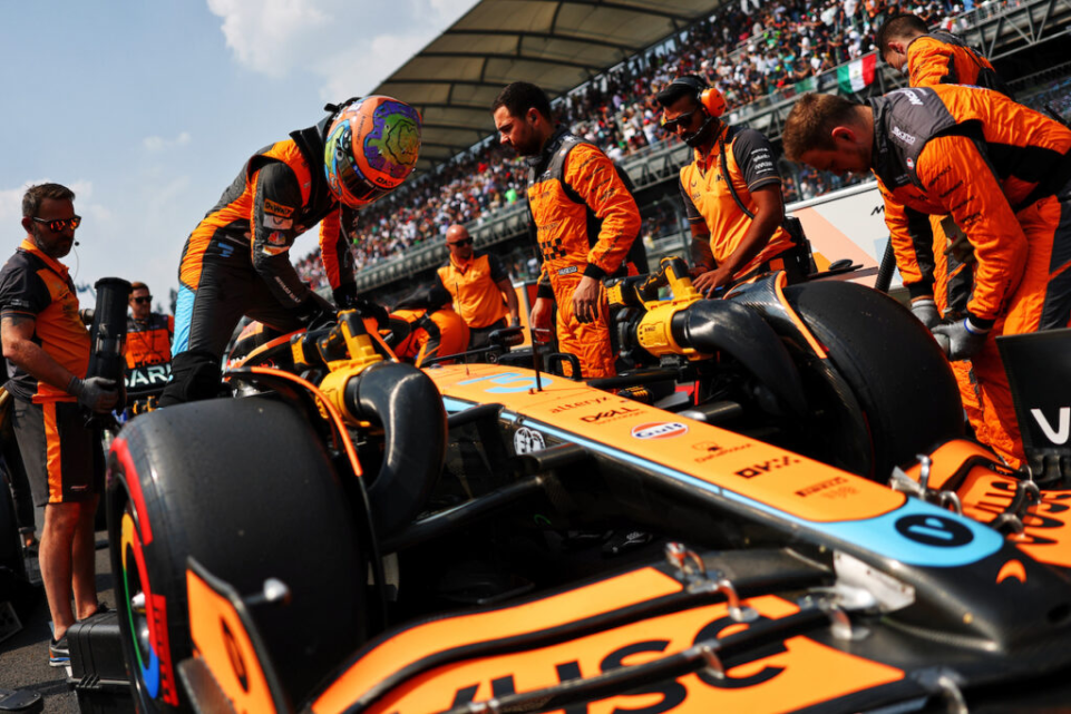 Daniel Ricciardo sarà ancora nel paddock di Formula 1 nel 2023, ma fuori dalla griglia: sarà terzo pilota Mercedes. L'australiano ha optato per il ruolo di riserva del marchio di punta, che sarà libero a fine anno.