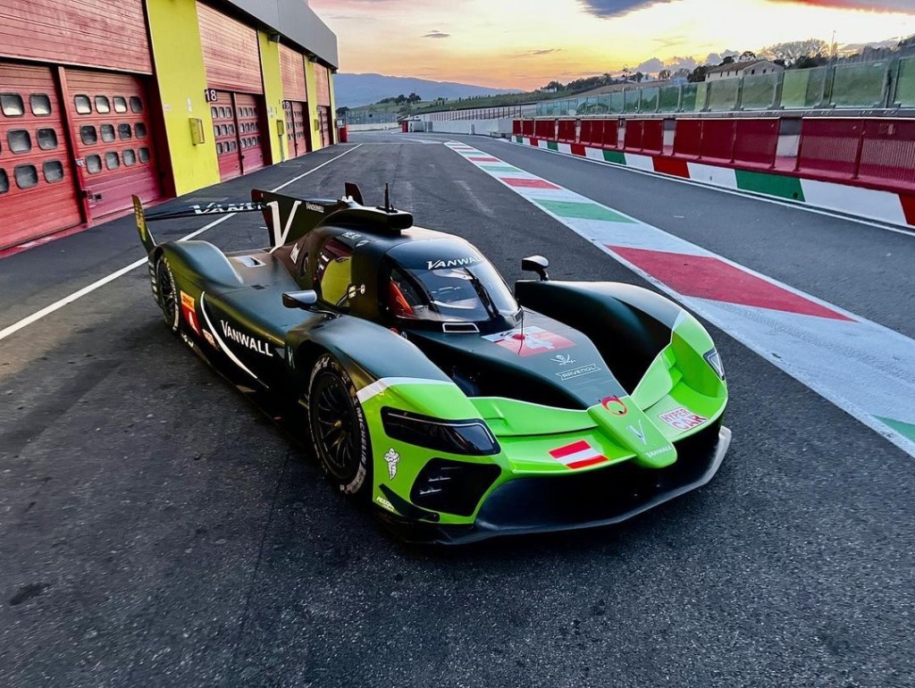 La Vandervell Vanwall ByKolles, in una nuova livrea, svolgerà alcuni test al Mugello per poi si trasferirsi al Paul Ricard.