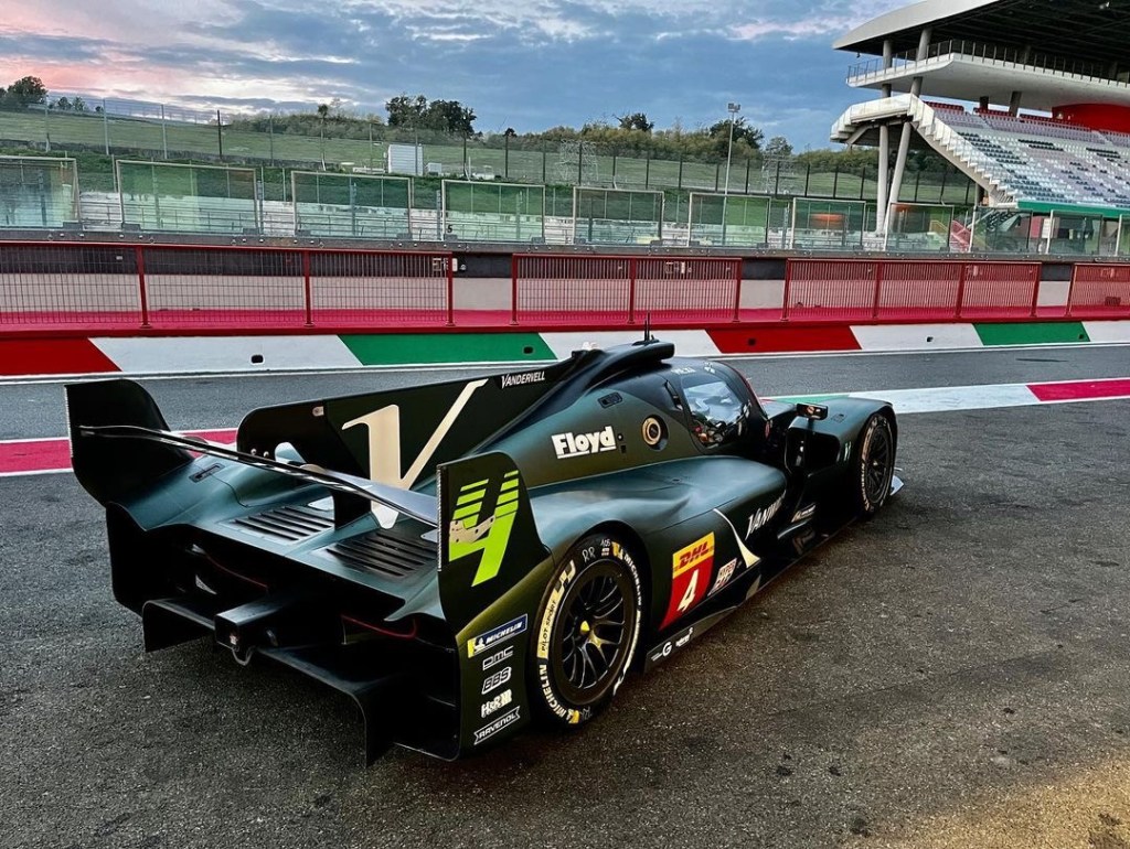 La Vandervell Vanwall ByKolles, in una nuova livrea, svolgerà alcuni test al Mugello per poi si trasferirsi al Paul Ricard.