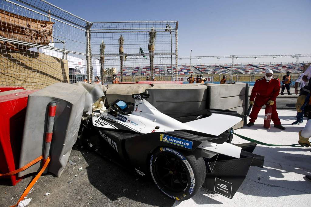 Edoardo Mortara dopo l'incidente a Diriyah.