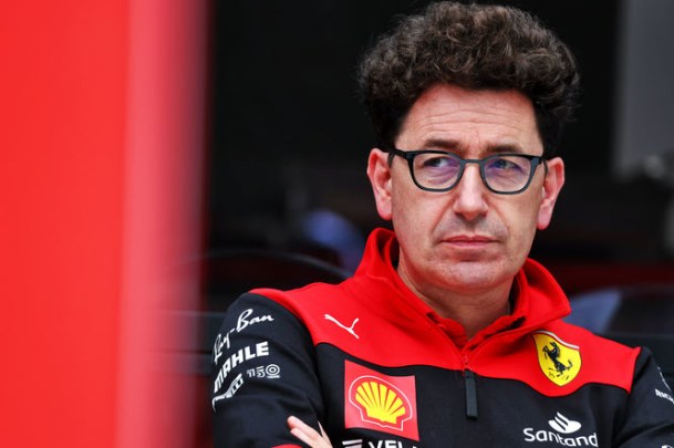L’arrivo di Lewis Hamilton in Ferrari, accolto con entusiasmo all’inizio della stagione 2025, continua a far discutere. A sollevare dubbi sull’operazione è stato Mattia Binotto, ex team principal della Scuderia di Maranello, ora a capo del progetto Audi F1.