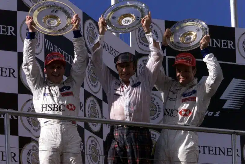 Herbert, Barrichello e Jackie Stewart festeggiano il successo ottenuto al Nurburgring