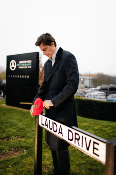 Inaugurazione Lauda Drive nel centro Mercedes. Toto Wolff cappellino Niki Lauda.