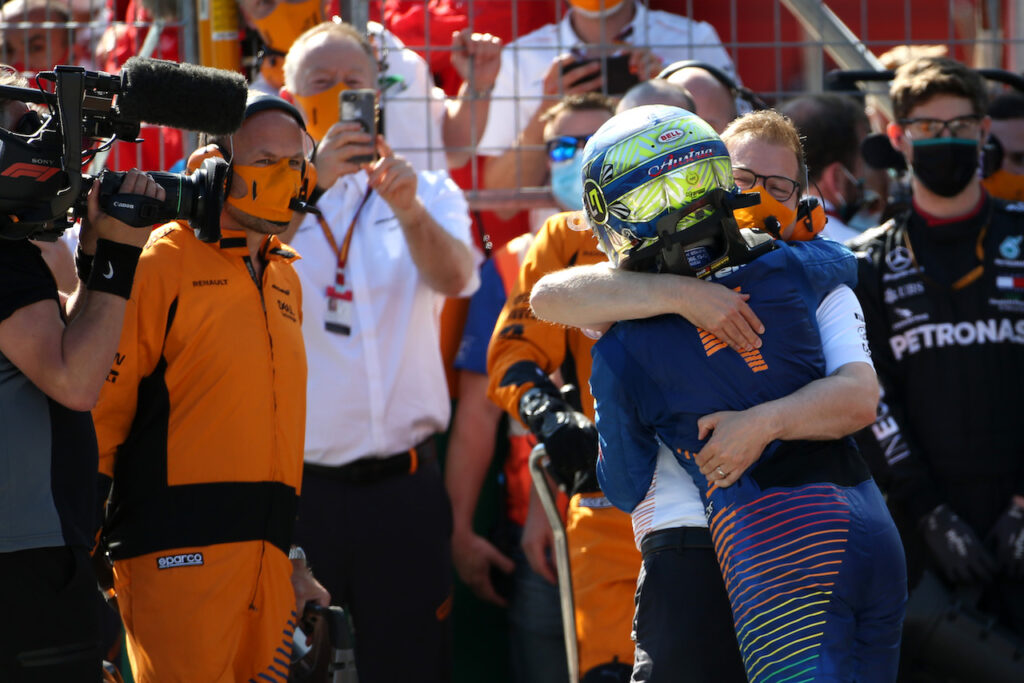 Lando Norris e Andreas Seidl festeggiano abbracciati.