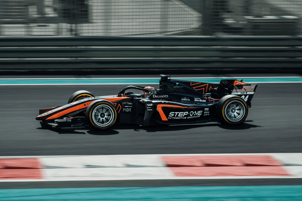 Juan Manuel Correa si è assicurato un ritorno a tempo pieno in Formula 2 la prossima stagione con Van Amersfoort Racing, tre anni e mezzo dopo il suo incidente che gli ha cambiato la vita nella serie.