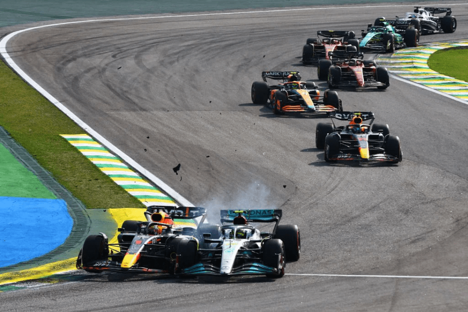 Lewis Hamilton ha riflettuto sull'occasione persa per assicurarsi la vittoria al GP del Brasile, Gran Premio poi vinto dal suo compagno di squadra George Russell.