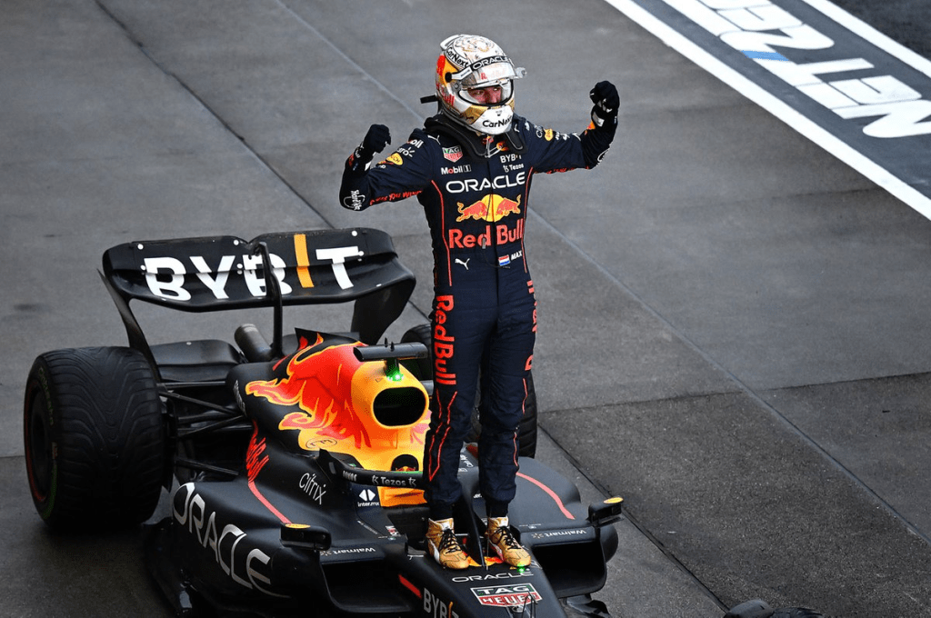 Max Verstappen dovrà pagare una cifra importante per rinnovare la sua super licenza di Formula 1 nel 2023. L'olandese detiene anche il "record" per la licenza più costosa di sempre dopo un anno da record nel 2022.