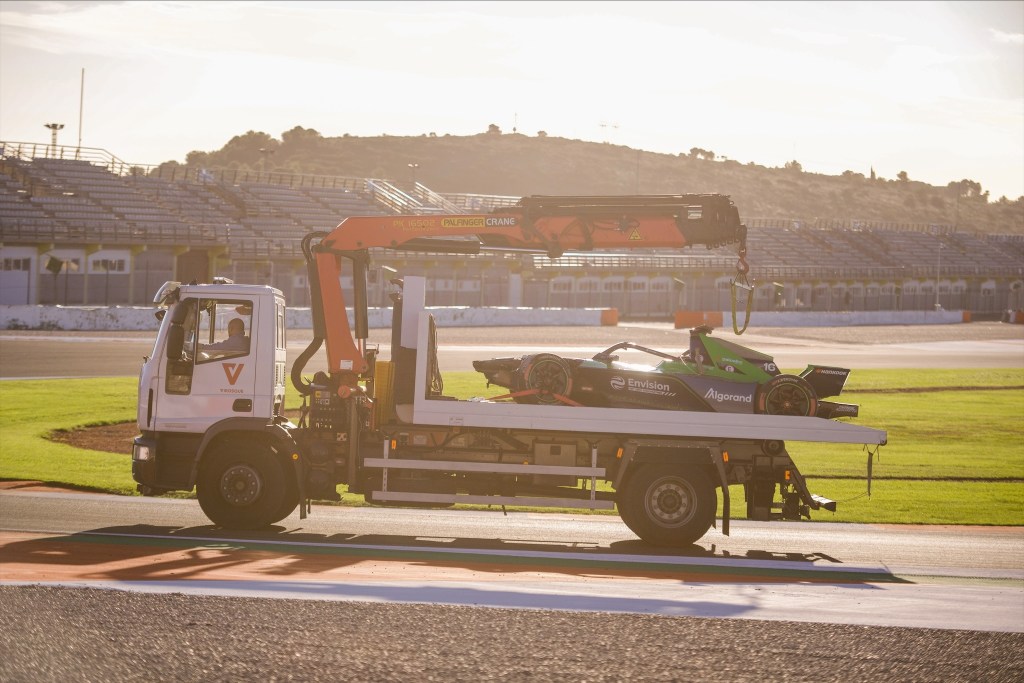 L'auto di Buemi portata ai box dopo lo schianto