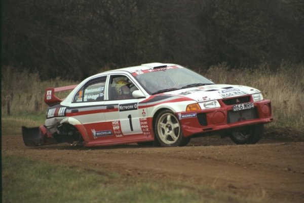I mondiali, si sa, possono sfuggire di mano all'ultimo rally della stagione. Se si è sfortunati, anche a 300 metri dal traguardo. Così finì il WRC 1998.
