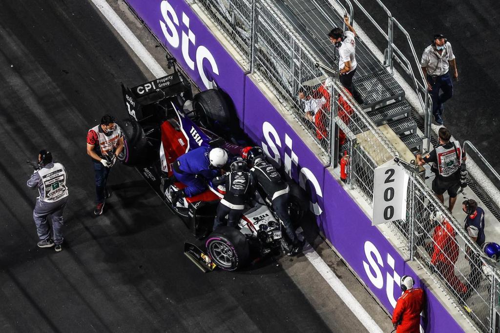 La macchina di Fittipaldi immortalata dall'alto subito dopo l'incidente